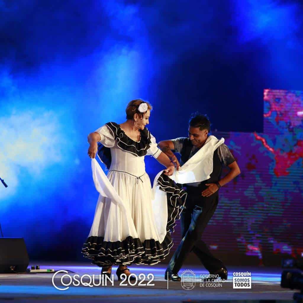 Kuly Gomez con la mamma di Manuel Orellana ©Cosquin2022